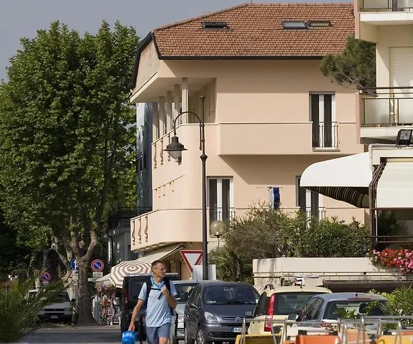 Отель Giove Dipendenza Fiamma 3*